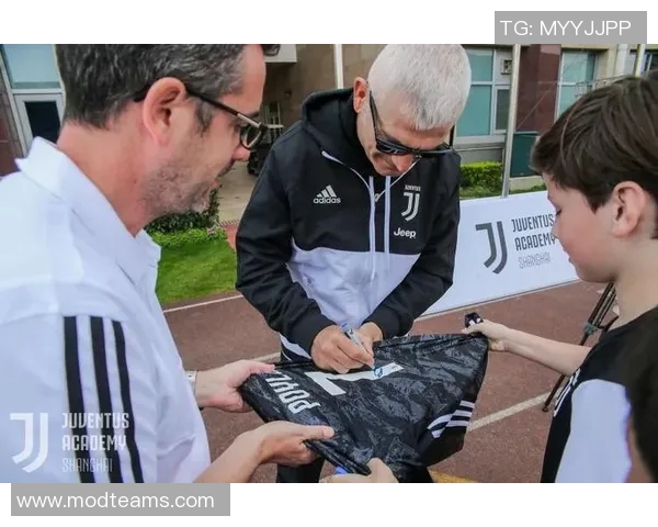 拉瓦内利:从足球场上的传奇到人生舞台的多元探索 拉瓦内利:从足球场上的传奇到人生舞台的多元探索